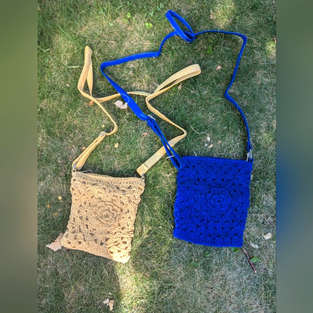 Knitted cross purse